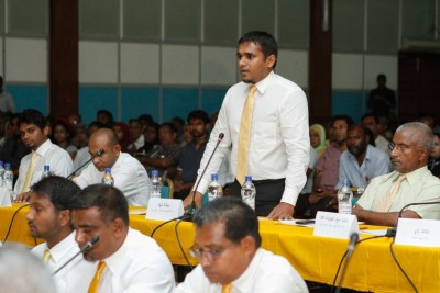 ކުރީގެ މެމްބަރު އިލްޔާސް ފުލުހަށް ހާޒިރުކޮށް، ފޯނު އަތުލައިފި