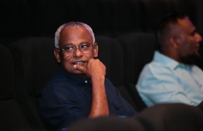 އިބޫގެ ކިބައިގައި ބައްޕަގެ ޝަހުސިއްޔަތު