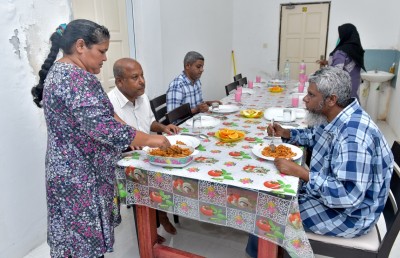 އިބޫގެ ކިބައިގައި ބައްޕަގެ ޝަހުސިއްޔަތު