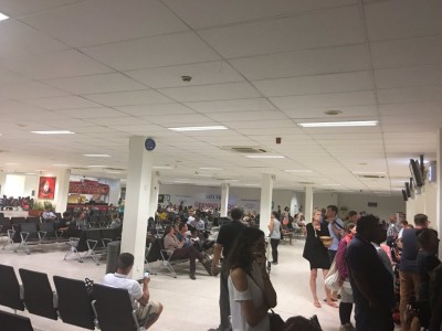 އެމެޖެންސީގައި ޖެއްސި ފުލައިޓުގެ ފަސިންޖަރުން އިތުރު ފުލައިޓެއްގައި ފުރުވާލަނީ
