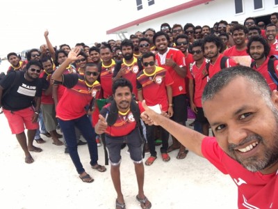 ބޮޑު އެދުމަކާއެކު، ގައުމީ ދަނޑު ގުގުމާލުމަށް ކުޅުދުއްފުށިން 220 ސަޕޯޓަރުން!
