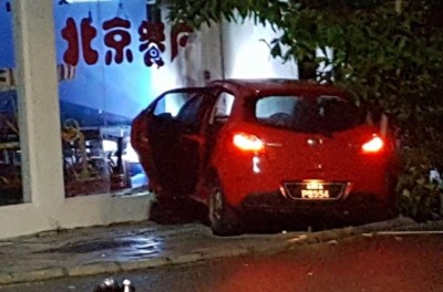 ހުޅުމާލޭގައި ކާރެއް ކޮންޓްރޯލްނުވެ ގޮސް ކެފޭއެއްގެ ތެރެއަށް ވަދެއްޖެ