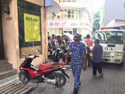 މޯލްޑިވްސް އިންޑިޕެންޑެންޓް ހިންގާ އިމާރާތަށް ފުލުހުން ވަދެއްޖެ