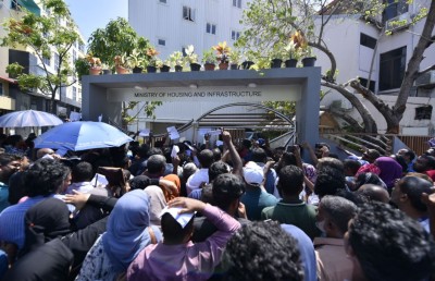 ފްލެޓްގެ ލިޔުން ނުލިބިގެން މުޒާހަރާ ކުރަނީ!