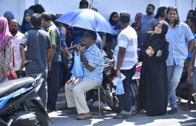 ފްލެޓްގެ ލިޔުން ނުލިބިގެން މުޒާހަރާ ކުރަނީ!