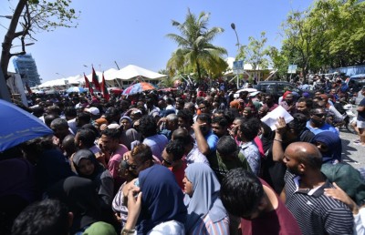 ފްލެޓްގެ ލިޔުން ނުލިބިގެން މުޒާހަރާ ކުރަނީ!
