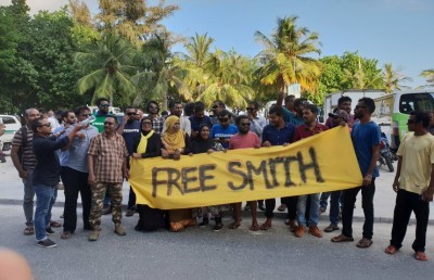 ފިއްތުންތަކާ ހެދި ފުލުހުންގެ ބަންދުން ސްމިތު ދޫކޮށްލައިފި