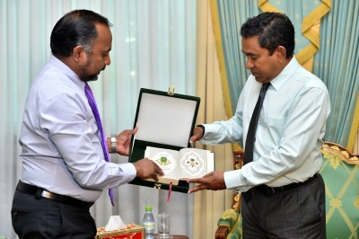 "މުސްހަފް މާލްދީފު"ގެ ފުރަތަމަ 50،000 ފޮތް ޗާޕު ކޮށްފި، ފުރަތަމަ ކޮޕީ ރައީސަށް