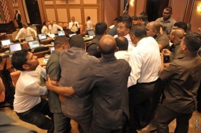 މުސާރަ ހިނގާ ގޮތަށް މަޖިލީހުގެ ސެކިއުރިޓީން ގޭގައި ތިބޭތާ 10 މަސް!