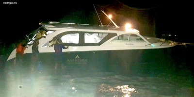 ފަތުރުވެރިންނާއެކު ދަތުރުކުރި ލޯންޗެއް ގުޅި ކައިރީ ފަރަކަށް އަރައިފި