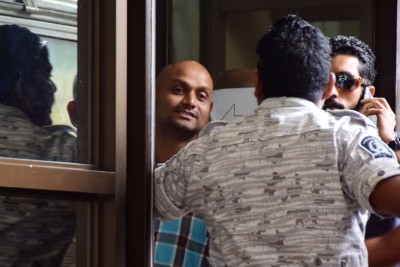މޭޑޭގައި ޕިކަޕު ދުއްވާލީ ފުލުހެއްގެ އިޝާރާތަށް ކަމަށް ޑްރައިވަރުގެ އަންހެނުން ބުނެފި