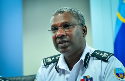 ޖުނައިދު، ކަސްޓަމްސް އިން އިސްތިއުފާ ދެއްވައިފި