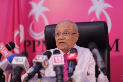 ކައުންސިލް ބައްދަލުވުމެއް ދެން ބޭއްވޭނީ މެމްބަރުން މައާފަށް އެދުމުން: މައުމޫން