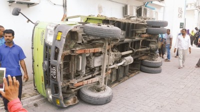 ބިއްލޫރި އަރުވައިގެން ދިޔަ ލޮރީއެއް ފުރޮޅާލައިފި