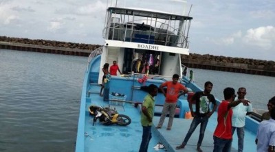 ފުވައްމުލަކުގައި ސައިކަލެއް ކޮންޓްރޯލް ނުވެ، ބަނދަރުގައި އޮތް ދޯންޏަކަށް އަރައިފި