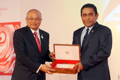 ޕާޓީ ހިންގުމުގެ ބާރުތައް އެމަނިކުފާނަށް ދޫކޮށްލެއްވުމަށް ޔާމީނު އަރިހުން މައުމޫން އެދިވަޑައިގެންފި