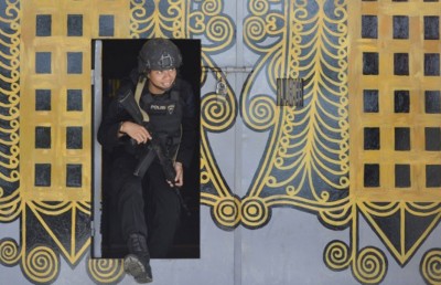 އިންޑޮނީޝިއާގެ ޖަލެއް ފަޅާލައި 90 މީހުން ފިލައިފި