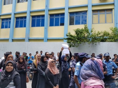 ޓެސްޓެއް ހުއްޓުވި ކަމަށް ބުނެ، ގުރުއާނާ ބެހޭ މަރުކަޒުގެ ދަރިވަރުން މުޒާހަރާކޮށްފި