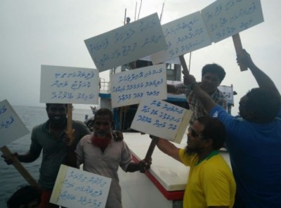މަސްވެރިންތަކެއް ކަނޑުމަތީގައި މުޒާހަރާ ކުރަން ފަށައިފި