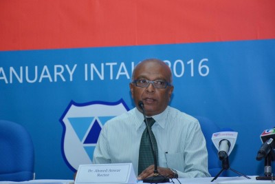 ވިލާ ކޮލެޖުގެ ރެކްޓަރަށް އޮނަރަރީ ޑޮކްޓަރޭޓް ޑިގްރީއެއް އަރުވައިފި