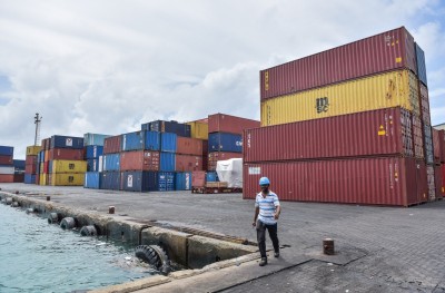 ވިޔަފާރި ބަނދަރު ބޮއްސުންލާފައި، އަވަސް ހައްލެއް ބޭނުންވޭ!