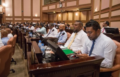 މަޖިލީހުގެ މެންބަރުން އިތުރު ނުކުރަން ގާނޫނުއަސާސީ އަށް ހުށަހެޅި އިސްލާހު ބޭރުކޮށްލައިފި