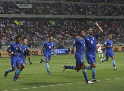 ޕެރޫ ބަލިކޮށް، ބްރެޒިލުން އެއް ވަނާގައި ހަތަރު ޕޮއިންޓްގެ ލީޑެއް ހޯދައިފި