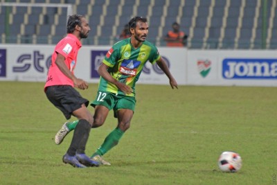 ވަރުގަދަ މާޒިޔާ ކަޓުވާލުމަށްފަހު ޔުނައިޓެޑް ވިކްޓަރީ ސެމީއަށް