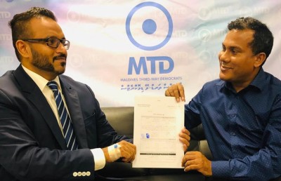 އަދީބު ގޭގައި، ސިޔާސީ މަސައްކަތުގައި!