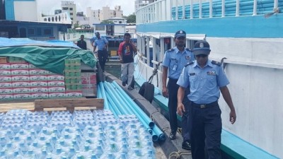 ޗުއްޓީއާ ދިމާކޮށް ކަނޑު އުޅަނދުތައް ބަލައިފާސްކުރަނީ