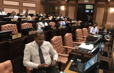 މުހިއްމު ބިލްތަކަށް ވޯޓަށް ނާހައި މެމްބަރުން ޗުއްޓީއަށް