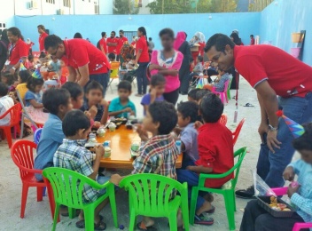 ދިރާގުން ފިޔަވަތީގެ ކުދިންނަށް ހިލޭ އިންޓަނެޓާއި، ވިލިމާލޭ ކުޑަކުދިންގެ ހިޔާއަށް ފަސް ކޮމްޕިއުޓަރު ހަދިޔާކޮށްފި