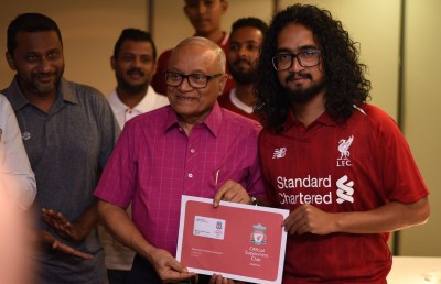 ލިވަޕޫލުގެ ސަޕޯޓަރުންނާ އެކު ރައީސް މައުމޫން މެޗެއް ބައްލަވާލައްވައިފި