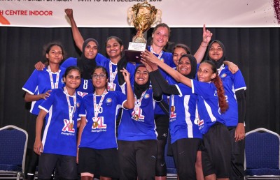 ޓީރެކްސް ހުއްޓުވައި ކިންގްސް ގައުމީ ތަށި އުފުލާލައިފި