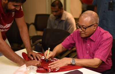 ލިވަޕޫލުގެ ސަޕޯޓަރުންނާ އެކު ރައީސް މައުމޫން މެޗެއް ބައްލަވާލައްވައިފި