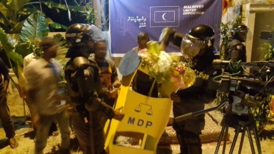 ހުޅުމީދޫގައި އެއްވި މީހުން ދުރަށް ޖެއްސީ ކޯޓު ކައިރިއަށް އެއްވުމުން: ފުލުހުން