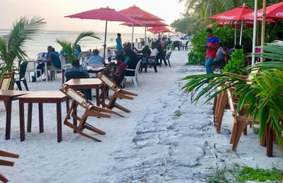 ހުޅުމާލޭ ބީޗު ކޮފީ މޭޒުތަކުން ފުރާލައިފި، ޝަކުވާ ބޮޑު!