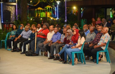 ގިނަ މީހުން ބޭނުންވަނީ ކަޅުވަކަރު މިސްކިތް މާލޭގައި ބަހައްޓަން