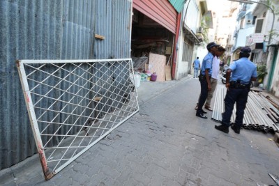 އިމާރާތަކުން ވެއްޓުނު އެއްޗަކުން ދެމަފިރިއެއްގެ ގައިގައި ޖެހި، އެކަކުގެ ހާލު ސީރިއަސް