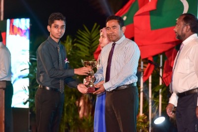 ފޮތުން ކިޔެވުމުގެ ބައިން އެއްވަނަ އައިމަން އަށް، ހިތުން ކިޔެވުމުގެ ބައިން އެއްވަނަ އާލާއަށް!