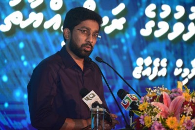 ރާއްޖެއަށް ކުރިމަތިލާންޖެހުނު ގޮންޖެހުންތައް ދިމާވީ ހުޅަނގާ ދިމާލުން: އަޒްލީން
