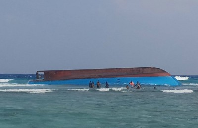 ފަސް މީހުންނާ އެކު ދަތުރުކުރި ދޯންޏެއް ގާފަރު ކައިރިން ބަންޑުުން ޖަހާލައިފި