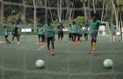 ކޭހިލްއާ އެކު އަމިއްލަފުށިން ފުޓްބޯޅައިގެ ދަތުރެއް