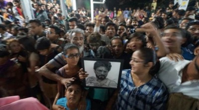 ޝާހު ދެކިލުމަށް ރެއިލްވޭ ސްޓޭޝަނަށް ދިޔަ މީހުން ތޮއްޖެހި އެކަކު މަރުވެއްޖެ
