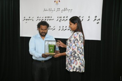 އީވް ގާމެންޓްސް އިން ސްކޫލްތަކަށް ހަދިޔާކުރި ޑަސްބިންތަކާ މިނިސްޓްރީން ހަވާލުވެއްޖެ