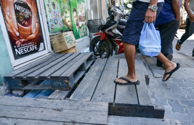މަގުމަތީ ބާއްވާފައި އޮތް ޕެލެޓެއްގައި ތާށިވެ އަންހެނެއްގެ ފައި ބިނދިއްޖެ
