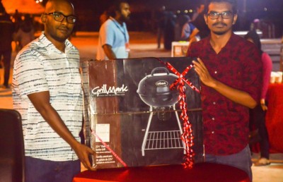 އޭސް ހާޑްވެއާ އިން ބާބެކިއު ބާއްވައި "ވިން އަ ގްރިލް" ގެ ނަސީބުވެރިޔާ ހޮވައިފި