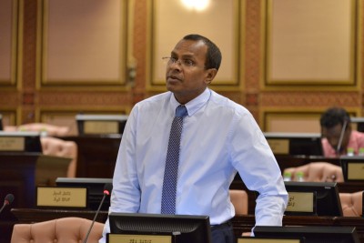 މުވައްޒަފުން ޕީޕީއެމަށް ވަންނަން މަޖުބޫރުކުރުވާ ކަމަށް ބުނެ މަޖިލީހަށް ގަރާރެއް