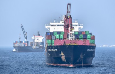 މުދާ ނުބޭލިގެން ފުރި ބޯޓުގައި ހުރި ކޮންޓެއިނާތައް މާލެ ގެނެސްފި