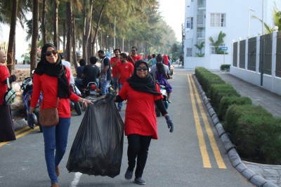 ބީއެމްއެލްގެ މުވައްޒަފުން ހުޅުމާލެ ބީޗް ސާފުކޮށްފި